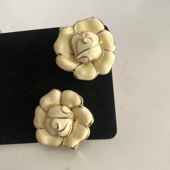 Bold Gold Floral Earrings - vintage clip ons - Picture 1 of 5
